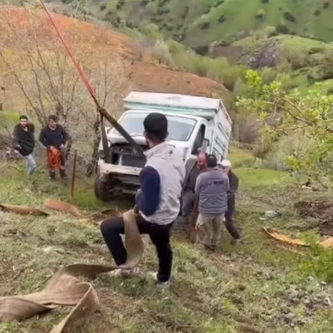 Siirt’te el freni çekilmeyen kamyonet uçuruma yuvarlandı 5 siirtte el freni cekilmeyen kamyonet ucuruma yuvarlandi 1 HINHYsn5