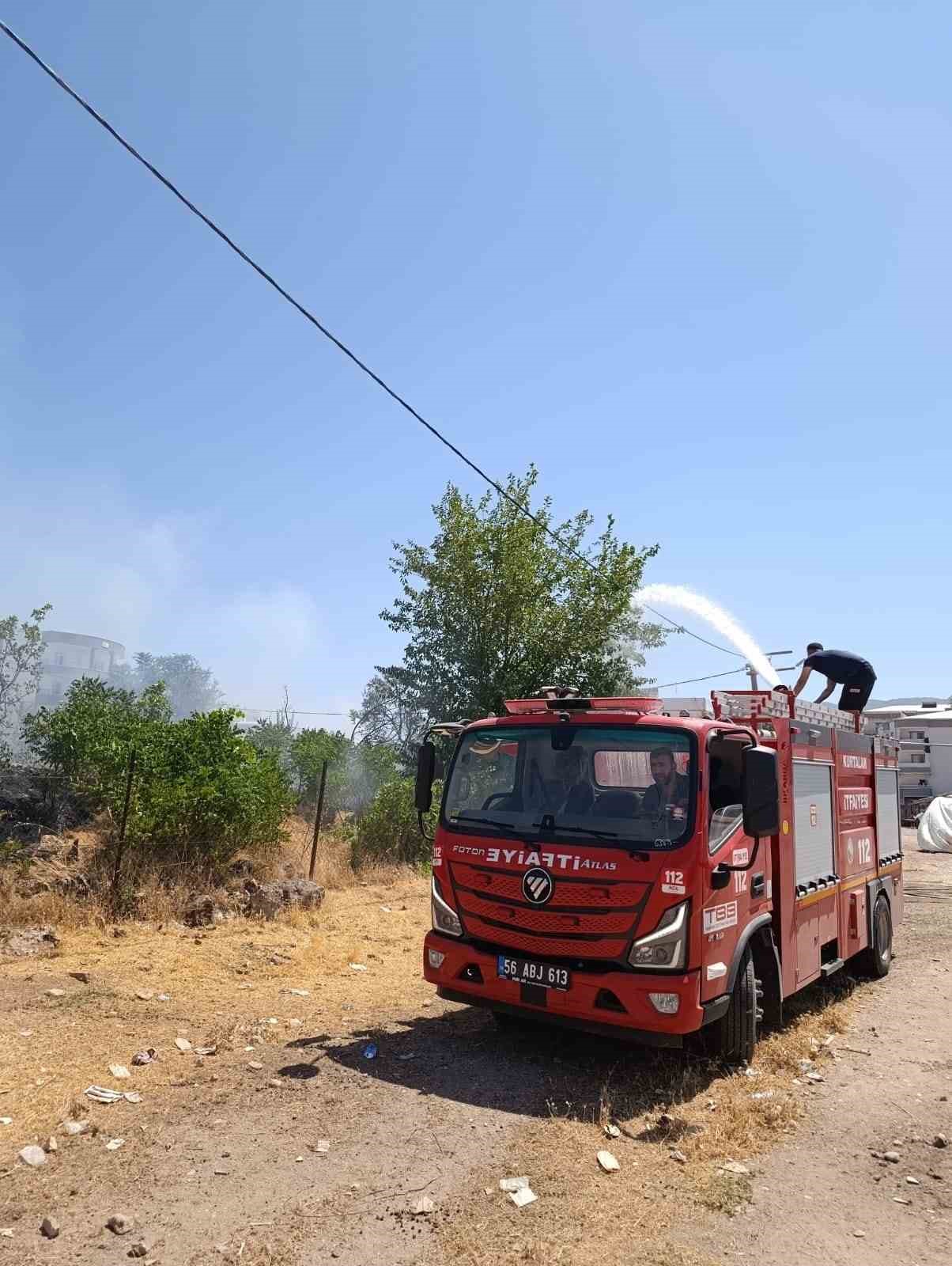 Siirt’te evin bahçesinde çıkan yangında meyve ağaçları kül oldu 6 siirtte evin bahcesinde cikan yanginda meyve agaclari kul oldu 2