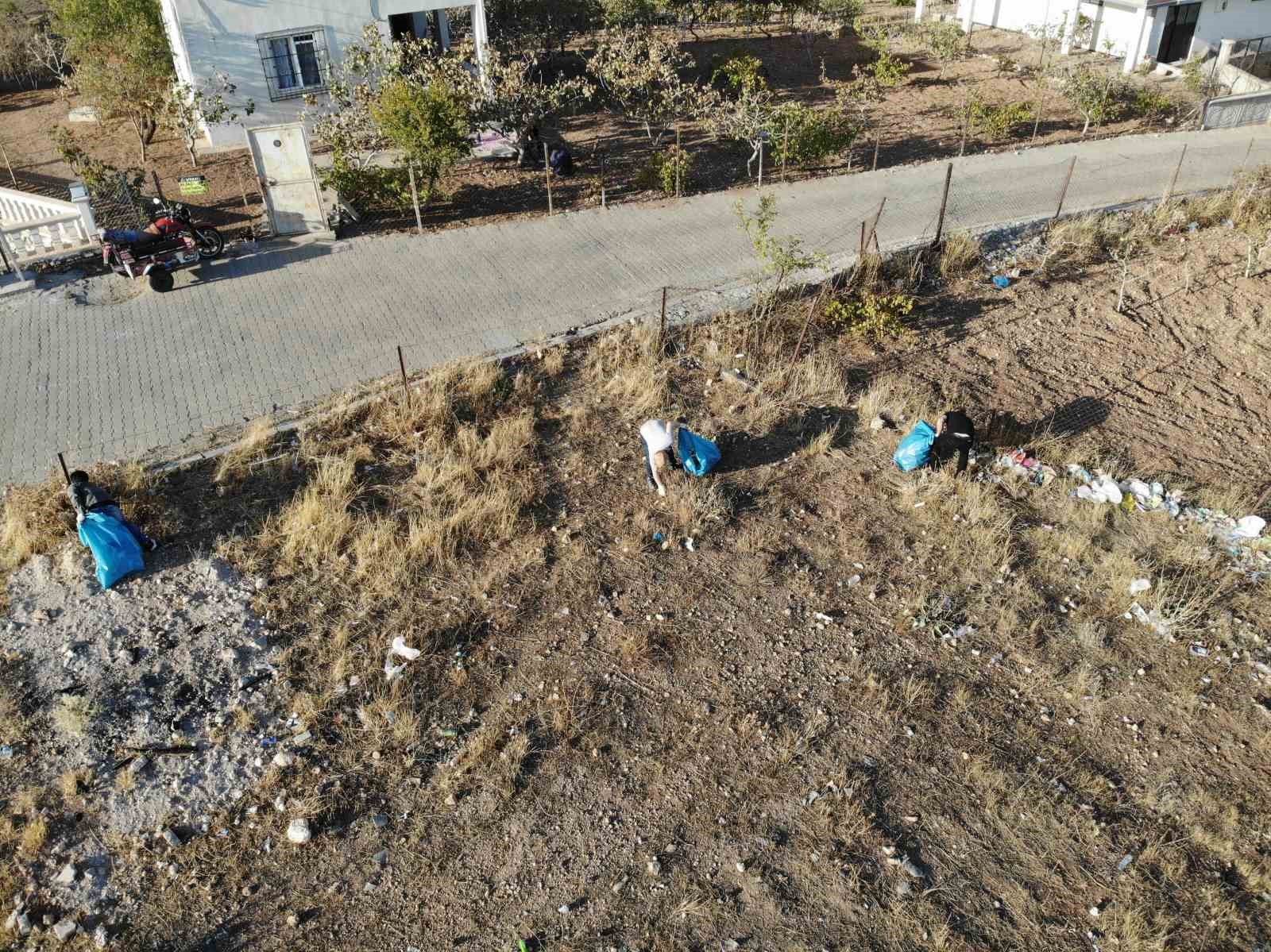 siirtte gonullu arkadas grubu iki yilda 2 tona yakin cop topladi 10