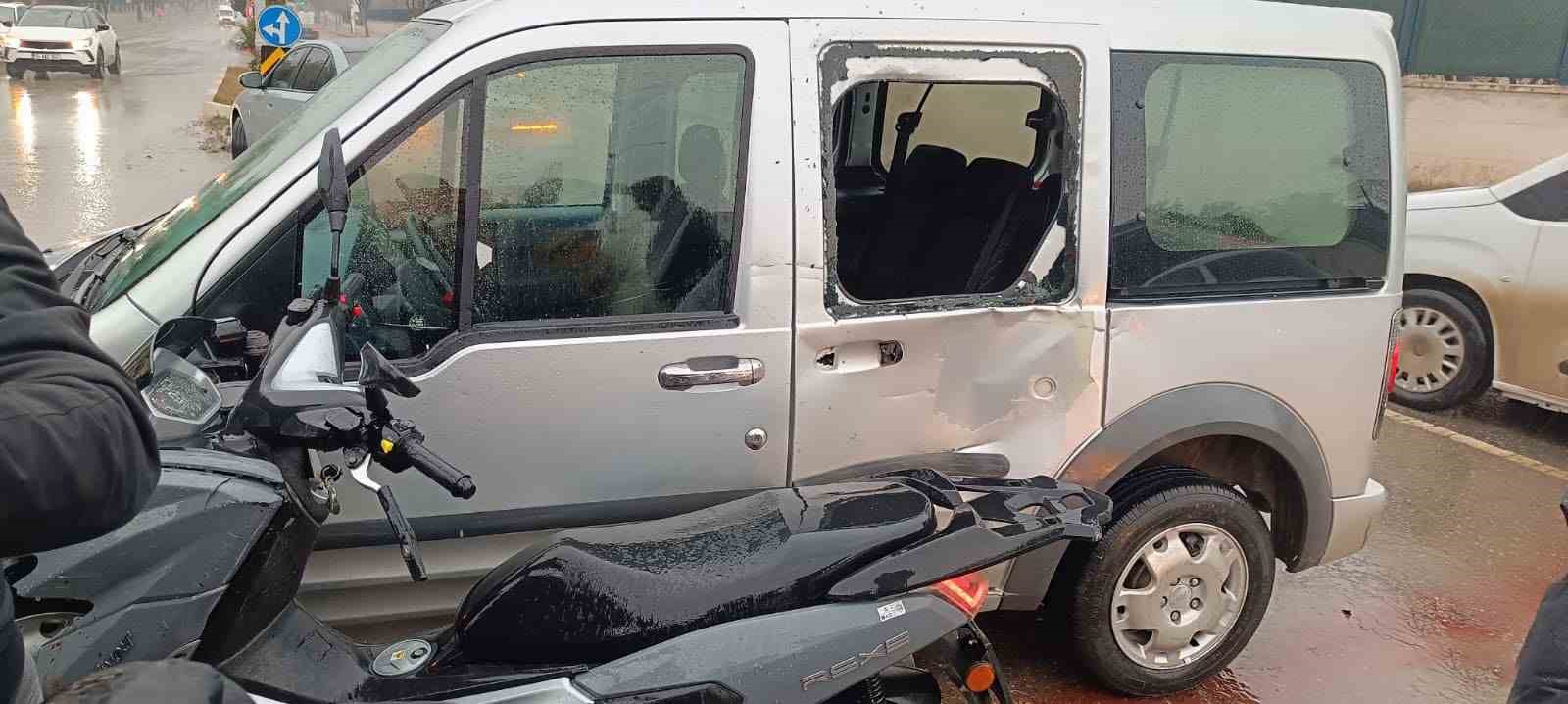 siirtte hafif ticari arac ile motosiklet carpisti 1 yarali 1 9dW6H2ul