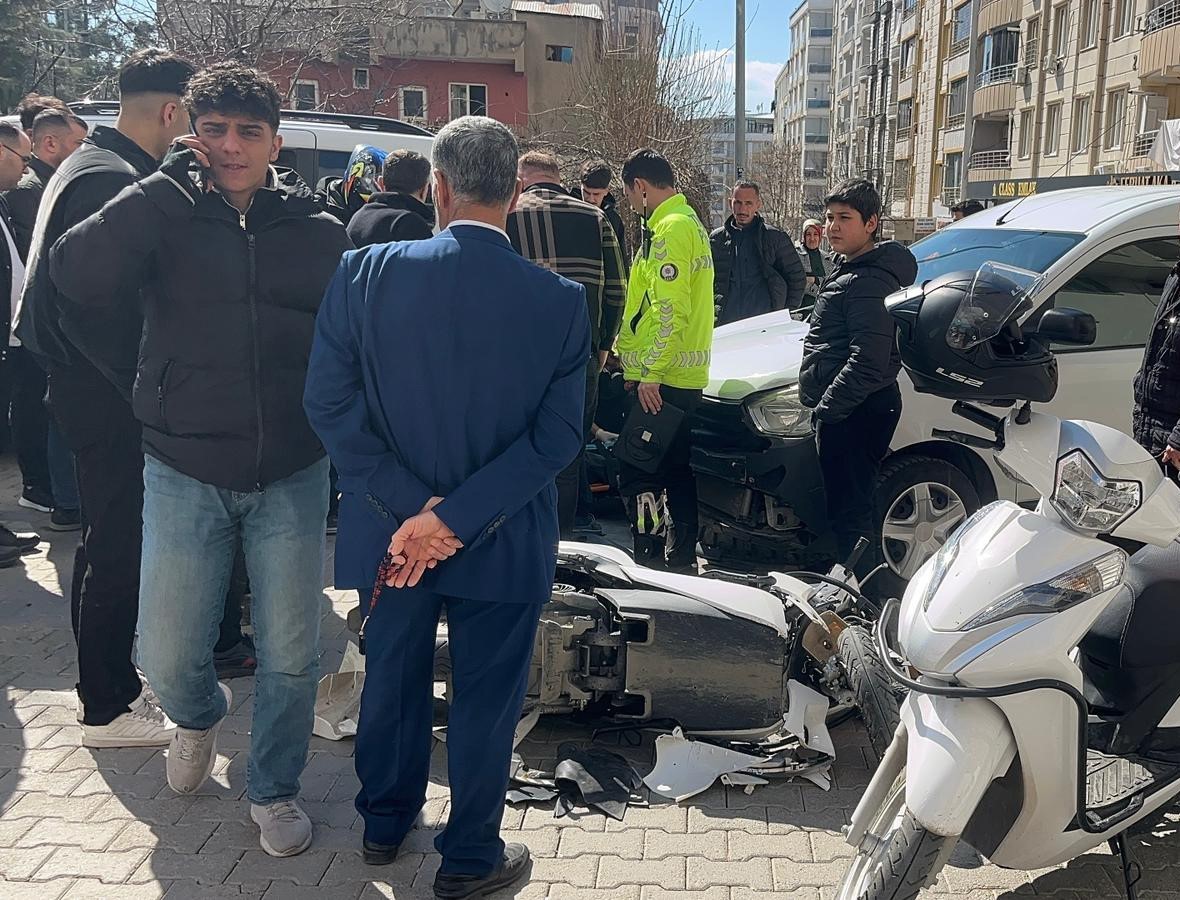 siirtte hafif ticari aracla carpisan motosikletli yaralandi 0