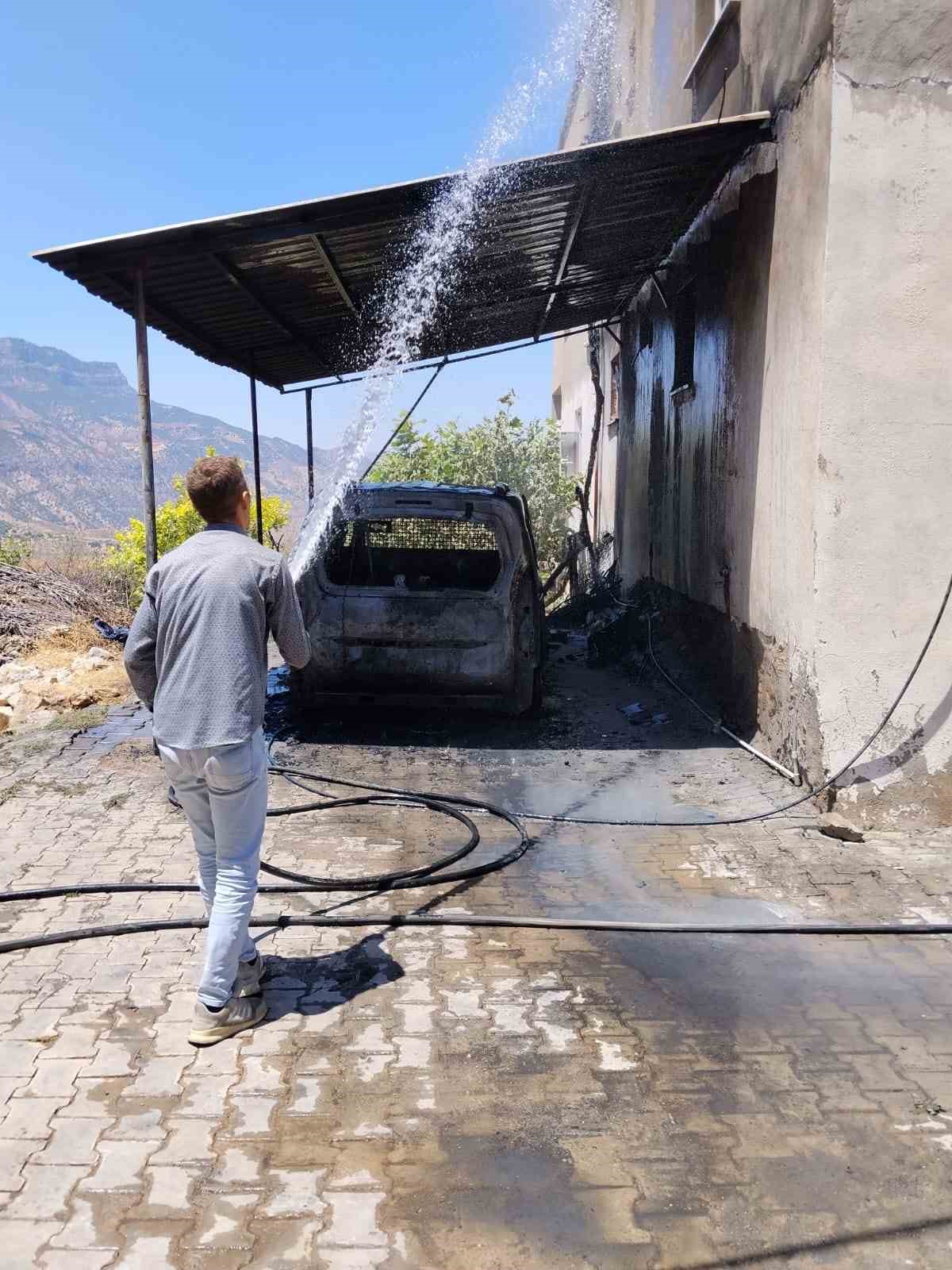Siirt’te hafif ticari araçta çıkan yangın bitişikteki eve sıçradı 4 siirtte hafif ticari aracta cikan yangin bitisikteki eve sicradi 0 Z9bLEzY7