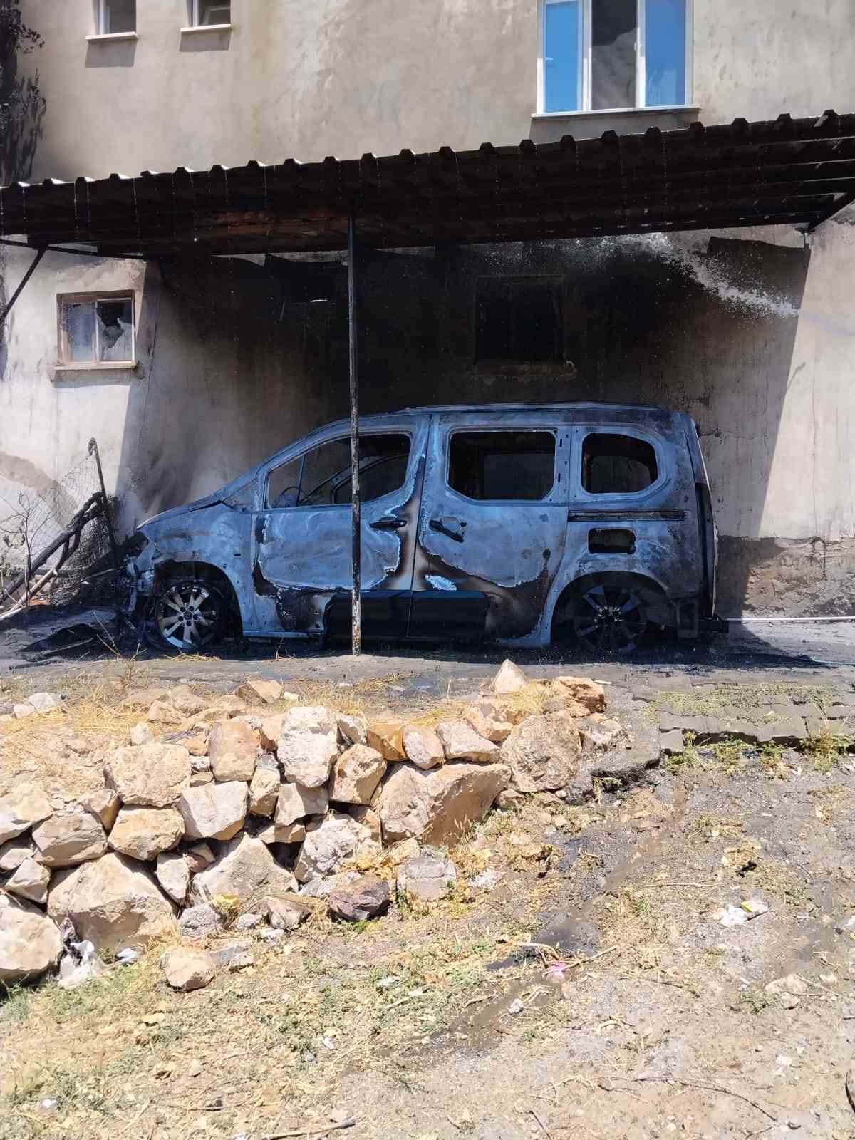 Siirt’te hafif ticari araçta çıkan yangın bitişikteki eve sıçradı 5 siirtte hafif ticari aracta cikan yangin bitisikteki eve sicradi 1 LNaSRRvy