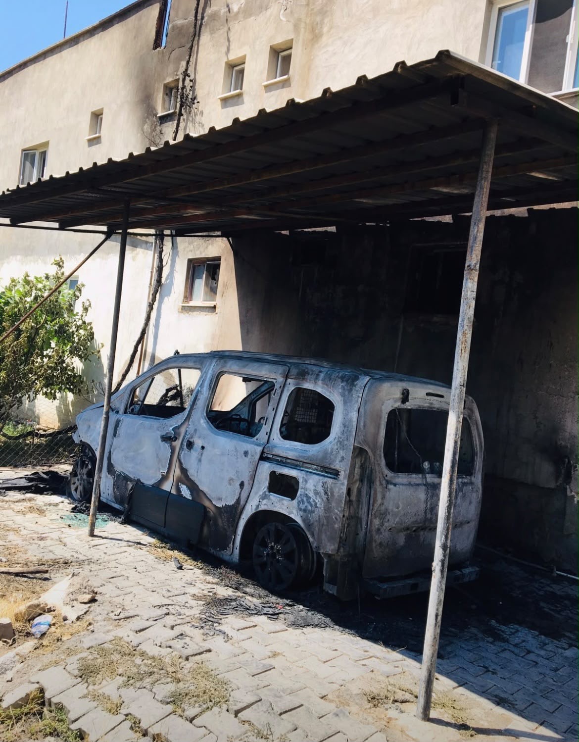 Siirt’te hafif ticari araçta çıkan yangın bitişikteki eve sıçradı 6 siirtte hafif ticari aracta cikan yangin bitisikteki eve sicradi 2 n3H7pWy2