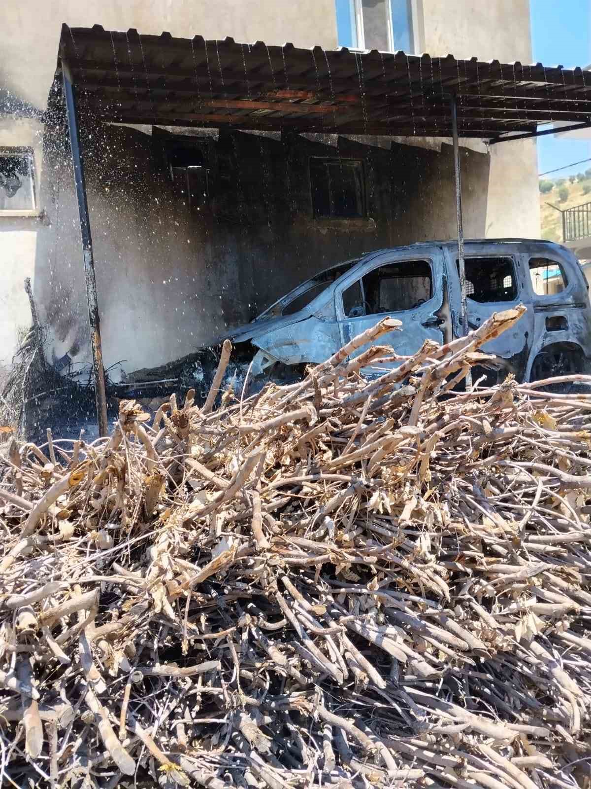 Siirt’te hafif ticari araçta çıkan yangın bitişikteki eve sıçradı 7 siirtte hafif ticari aracta cikan yangin bitisikteki eve sicradi 3 fFplu3j8