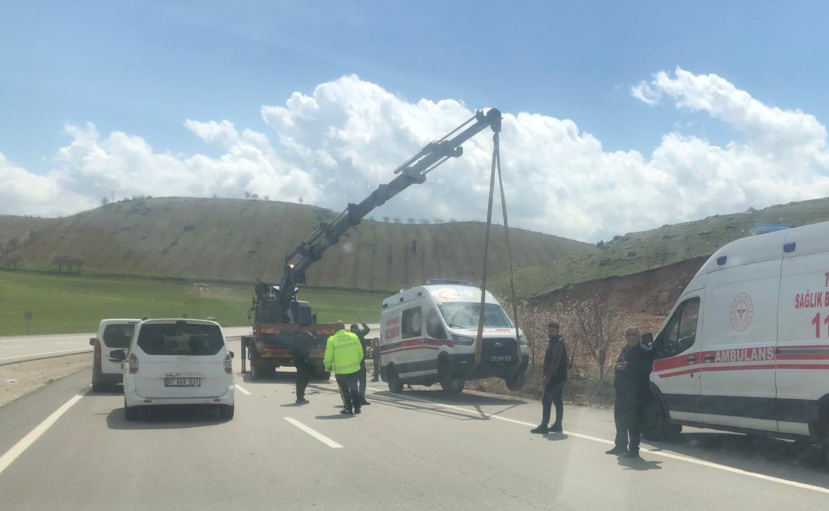 siirtte hasta tasiyan ambulans devrildi 0 6iSqgvDw