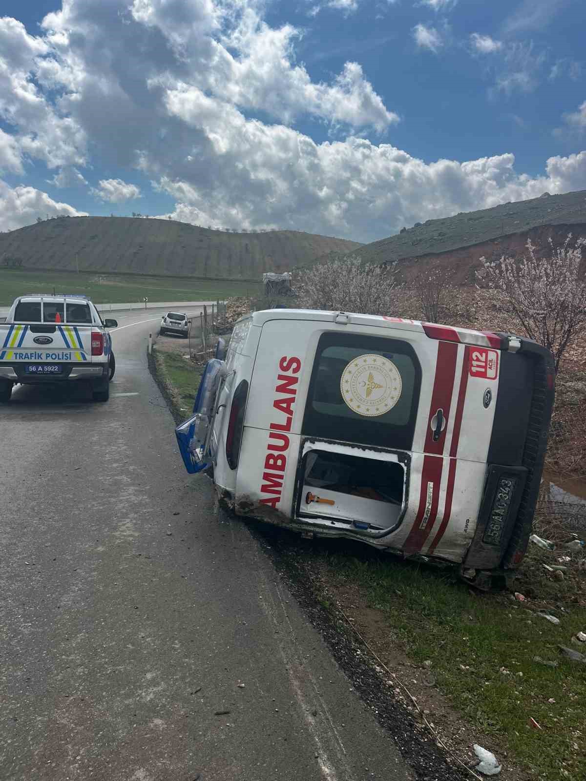 siirtte hasta tasiyan ambulans devrildi 3 KgPtrhnS
