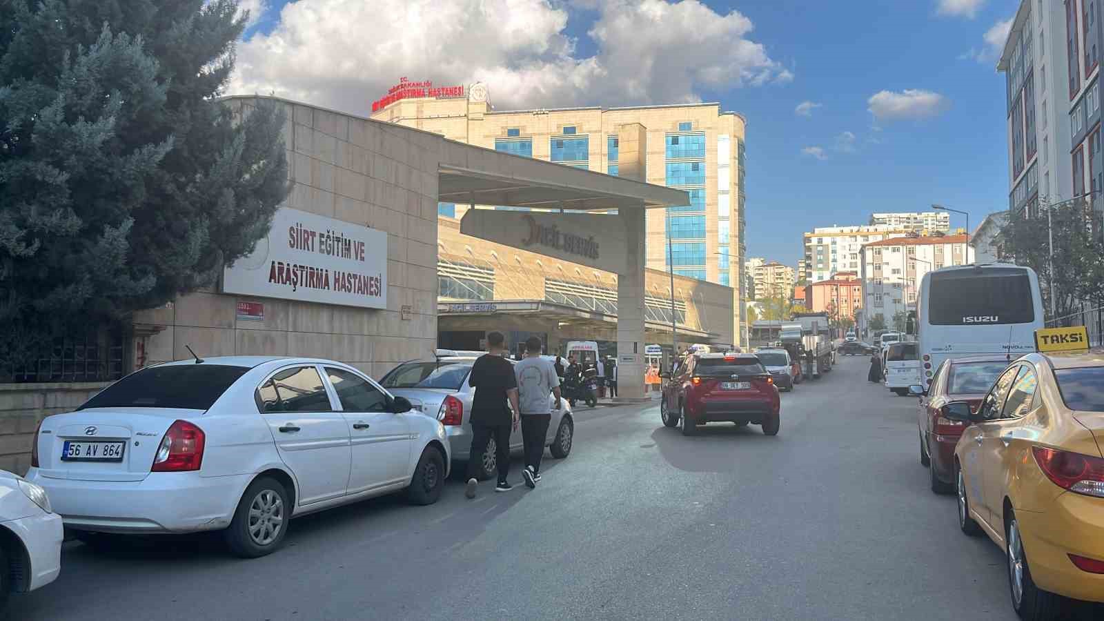 siirtte hastane bahcesinde bicakli kavga 3 yarali 0 YiHbDE2s