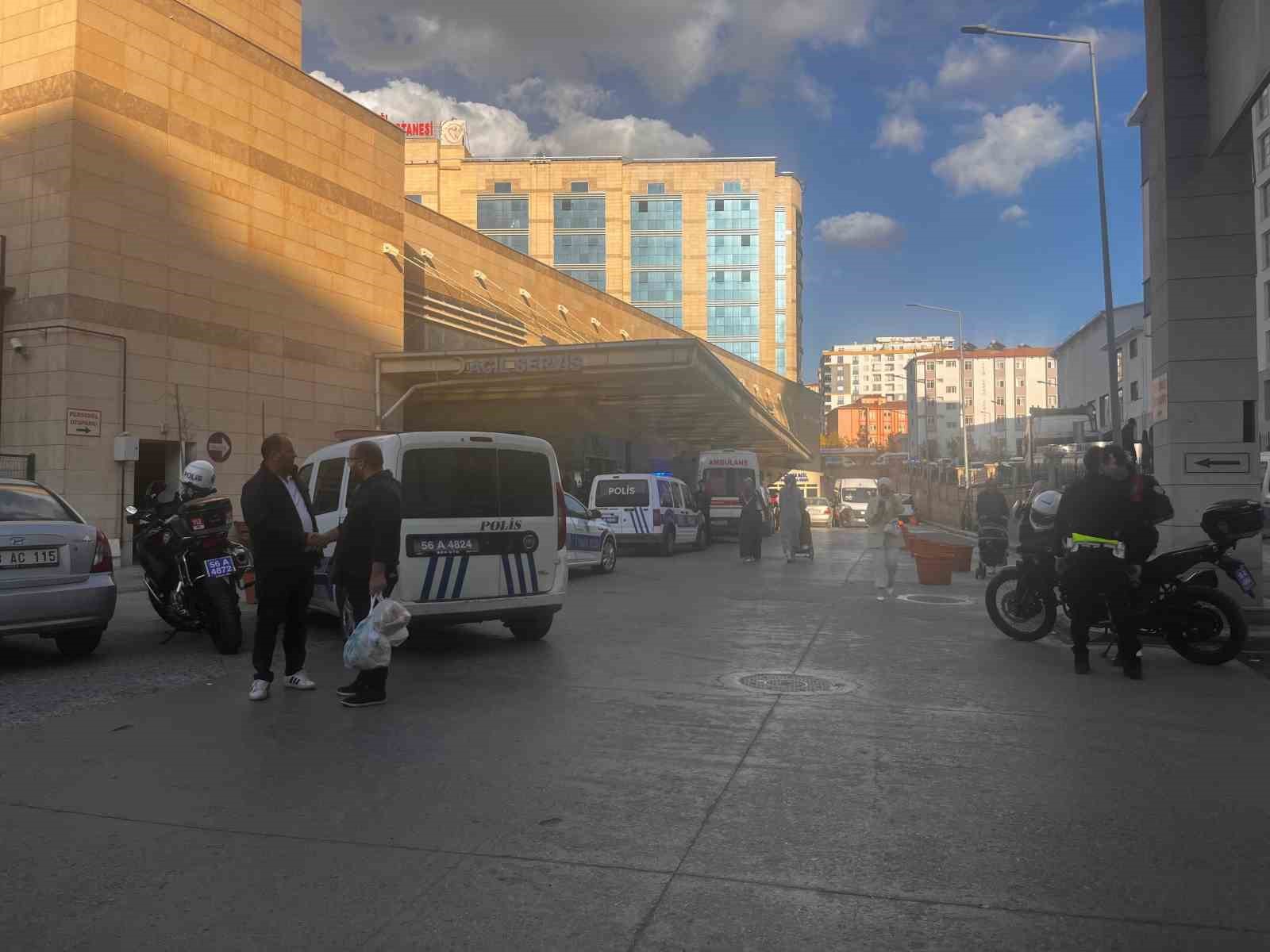siirtte hastane bahcesinde bicakli kavga 3 yarali 1 jy4igtwf