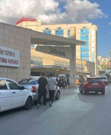 siirtte-hastane-bahcesinde-bicakli-kavga-3-yarali-gdPDnPCy.jpg