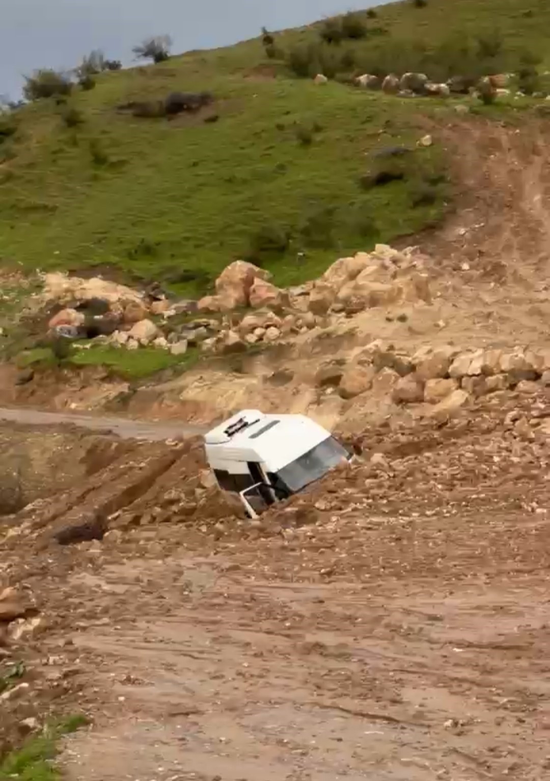 siirtte heyelan minibus mahsur kaldi 0 ZX4plySQ