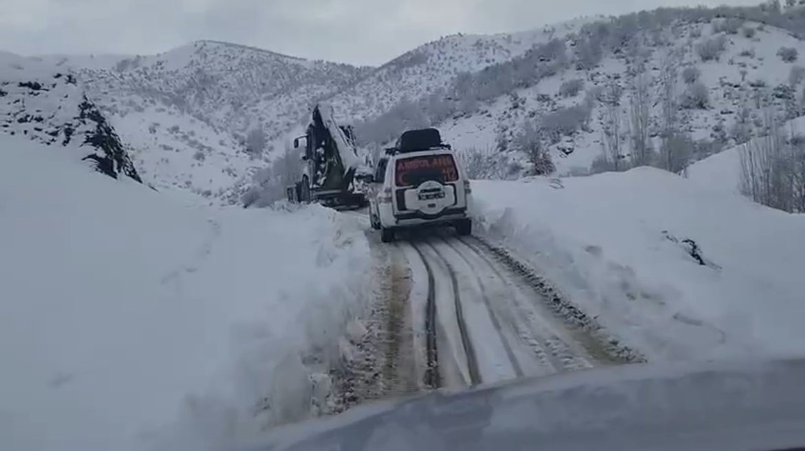 Siirt’te iç kanama geçiren hasta, ekiplerin yolu açmasıyla hastaneye yetiştirildi 5 siirtte ic kanama geciren hasta ekiplerin yolu acmasiyla hastaneye yetistirildi 1 FVWTyLSm