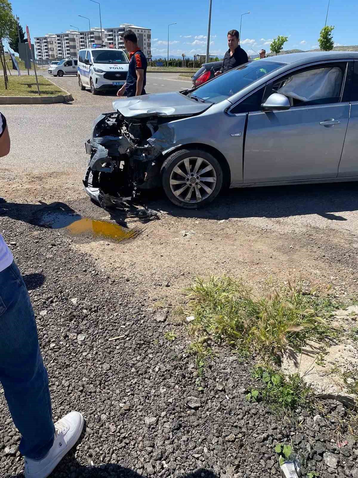 siirtte iki otomobil carpisti 6 yarali 1 TlKcEzpT