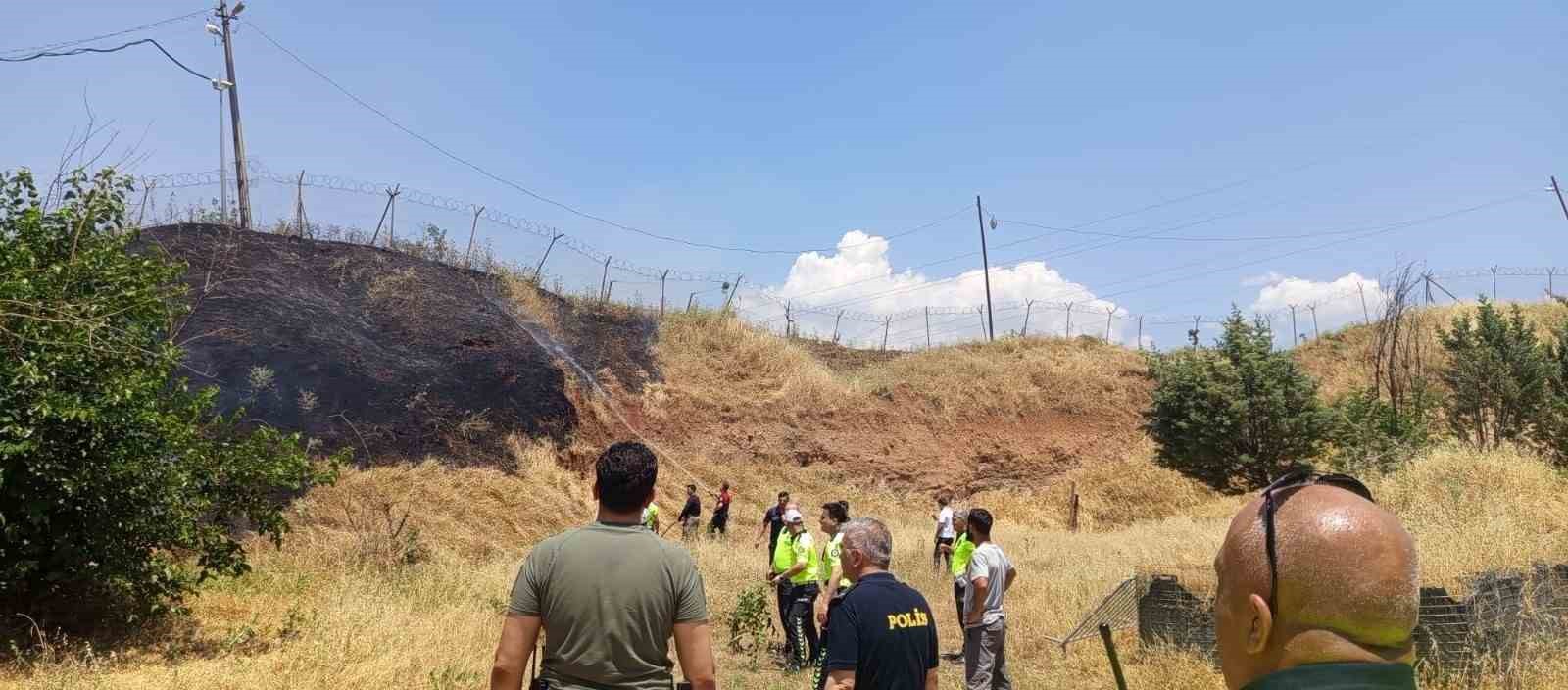 Siirt’te iş makinesinden çıkan kıvılcımı otluk alanı yaktı 5 siirtte is makinesinden cikan kivilcimi otluk alani yakti 1 Hc5p8VIU