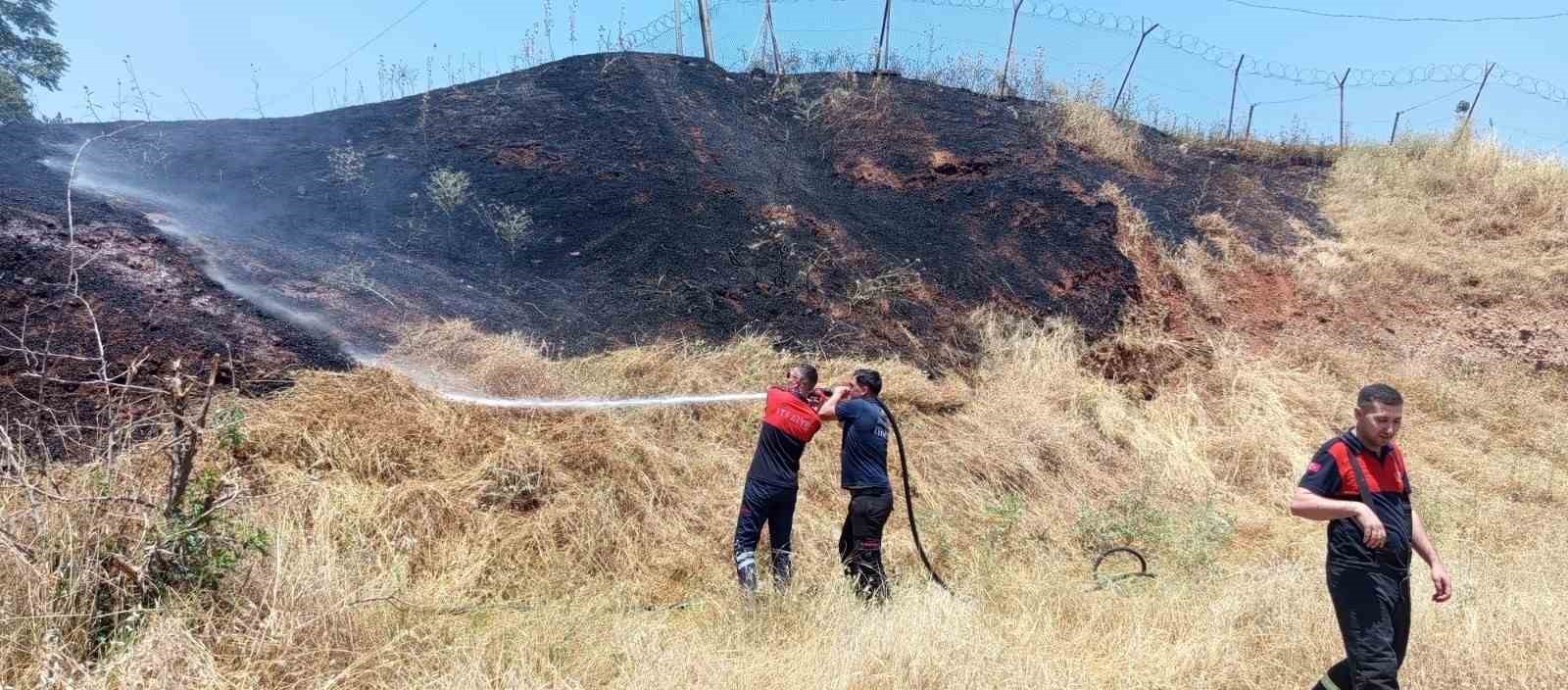 Siirt’te iş makinesinden çıkan kıvılcımı otluk alanı yaktı 6 siirtte is makinesinden cikan kivilcimi otluk alani yakti 2