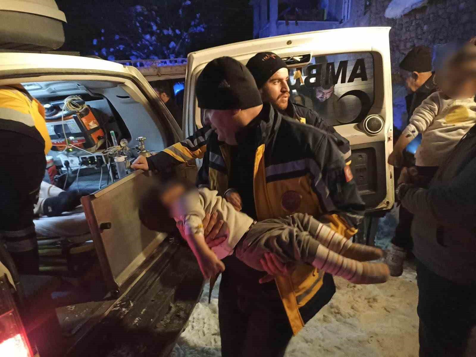 siirtte kapanan yollar acildi hastalar hastaneye ulastirildi 0