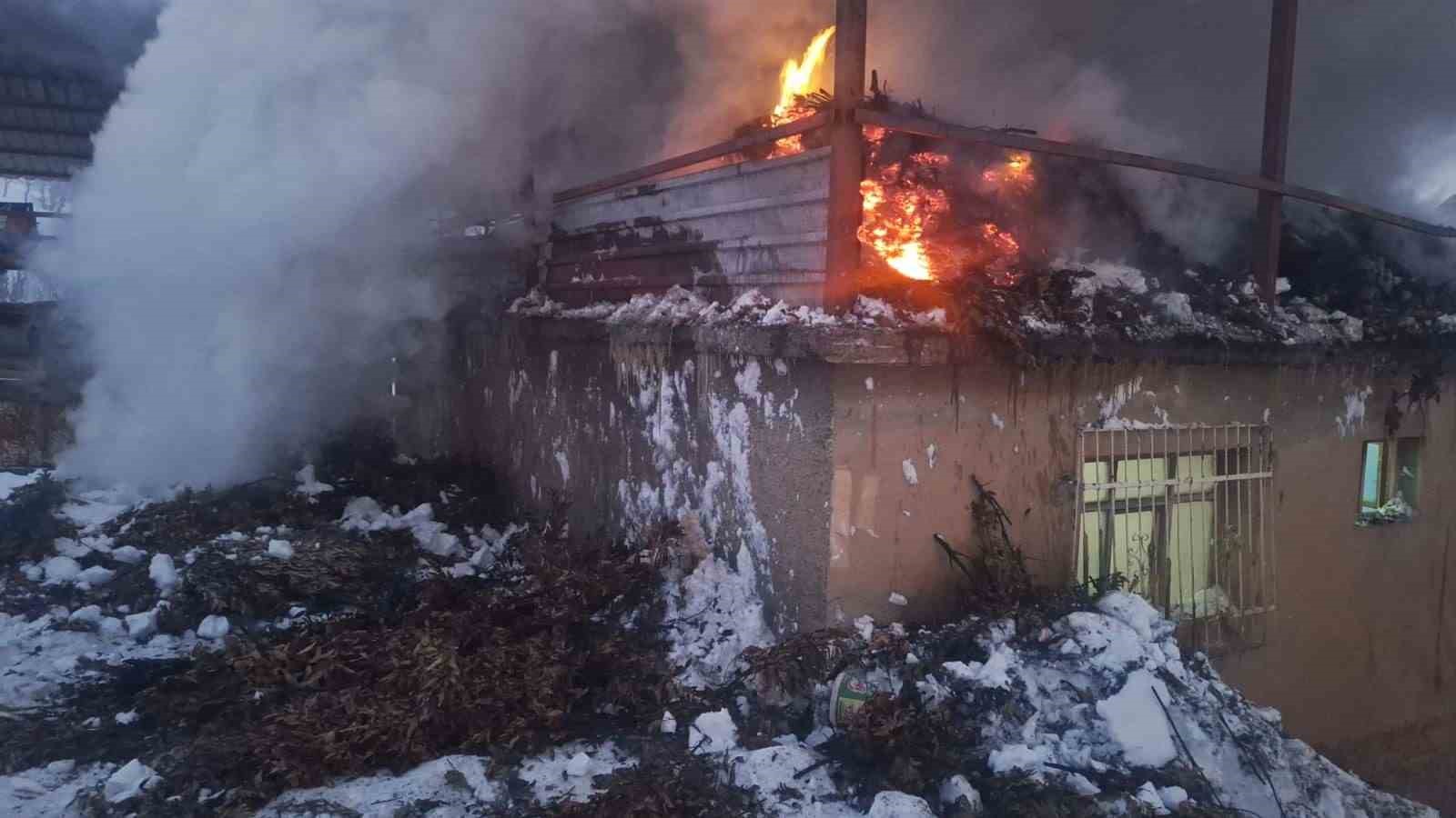 siirtte kapanan yollar acildi hastalar hastaneye ulastirildi 2 LA46pX1Z