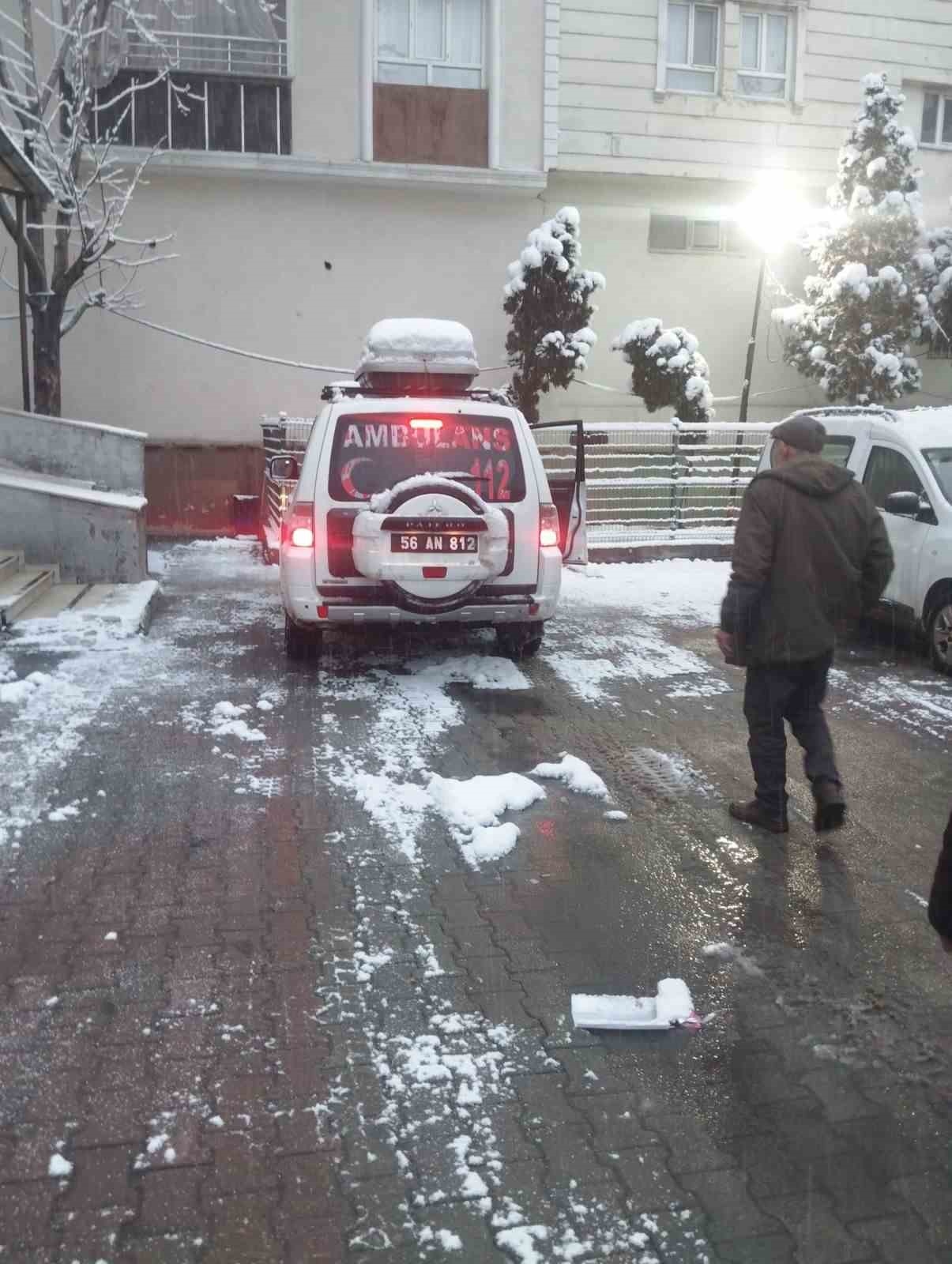 siirtte kar nedeniyle mahsur kalan hastalar hastaneye ulastirildi 1 IInwp6ad