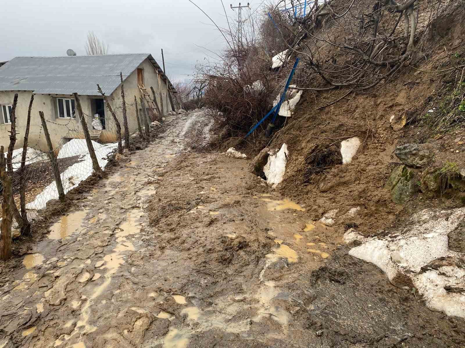 siirtte kar ve heyelan ulasimi aksatti mahsur kalan vatandaslar kurtarildi 1 b98hK1jV