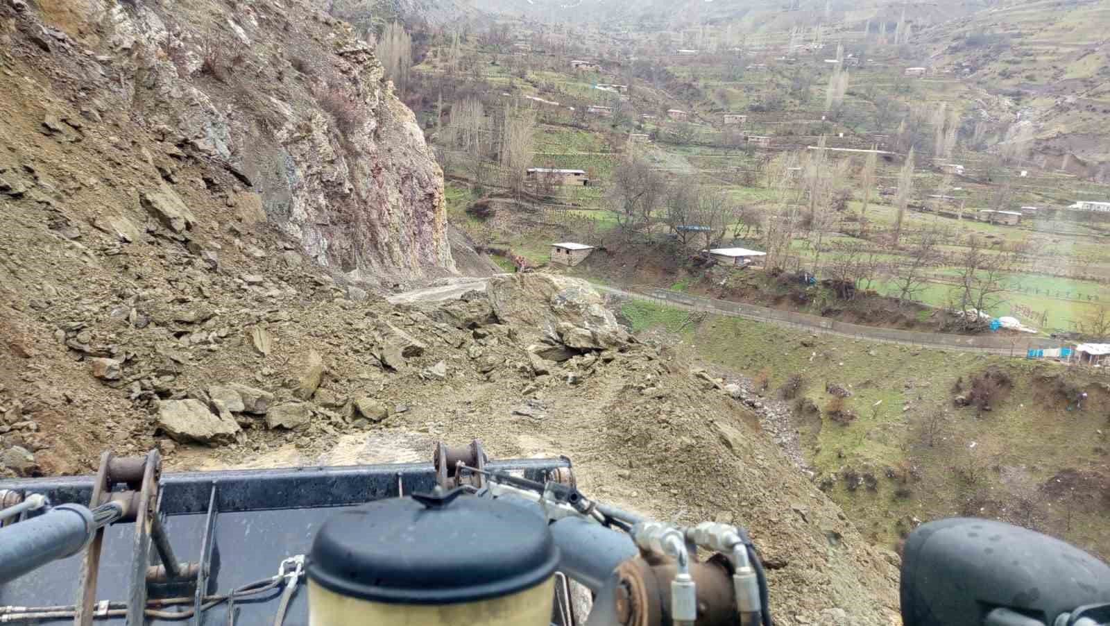 siirtte kar ve heyelan ulasimi aksatti mahsur kalan vatandaslar kurtarildi 2