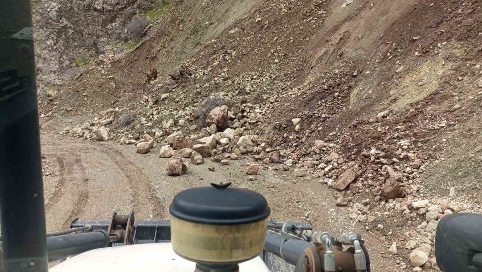 siirtte kar ve heyelan ulasimi aksatti mahsur kalan vatandaslar kurtarildi 3