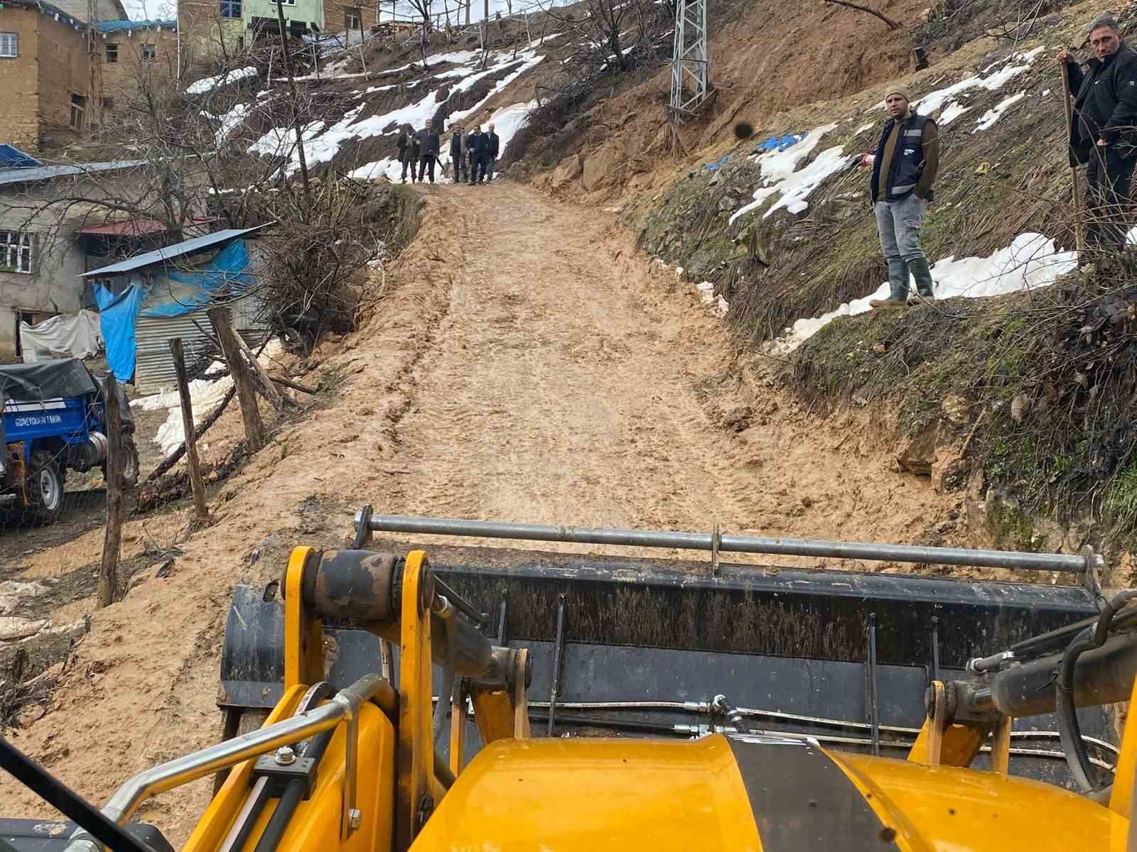 siirtte kar ve heyelan ulasimi aksatti mahsur kalan vatandaslar kurtarildi 4 H86IF3Cv