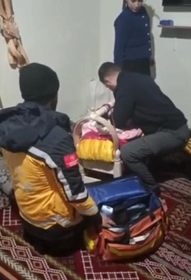 siirtte kardan dolayi yolda kalan aile kurtarildi yeni dogan bebek hastaneye ulastirildi 1 NuFeFXAr