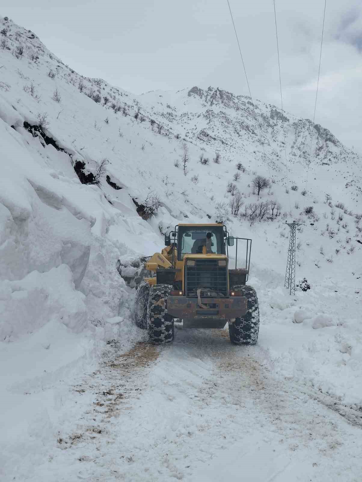 Siirt’te mahsur kalan minibüs kurtarıldı 4 siirtte mahsur kalan minibus kurtarildi 0 q3dROJRL