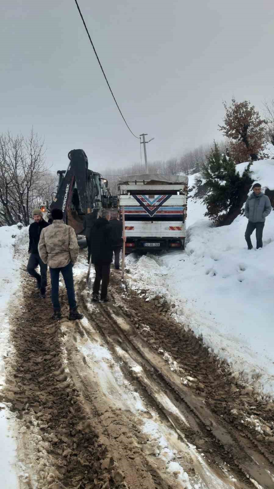 Siirt’te mahsur kalan minibüs kurtarıldı 5 siirtte mahsur kalan minibus kurtarildi 1