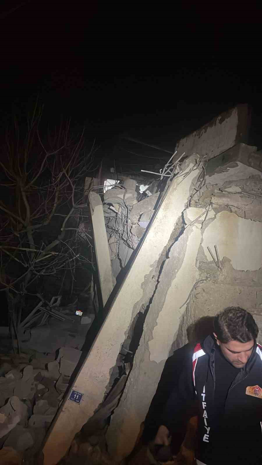 Siirt’te metruk bina çöktü 6 siirtte metruk bina coktu 2 LVN5V297