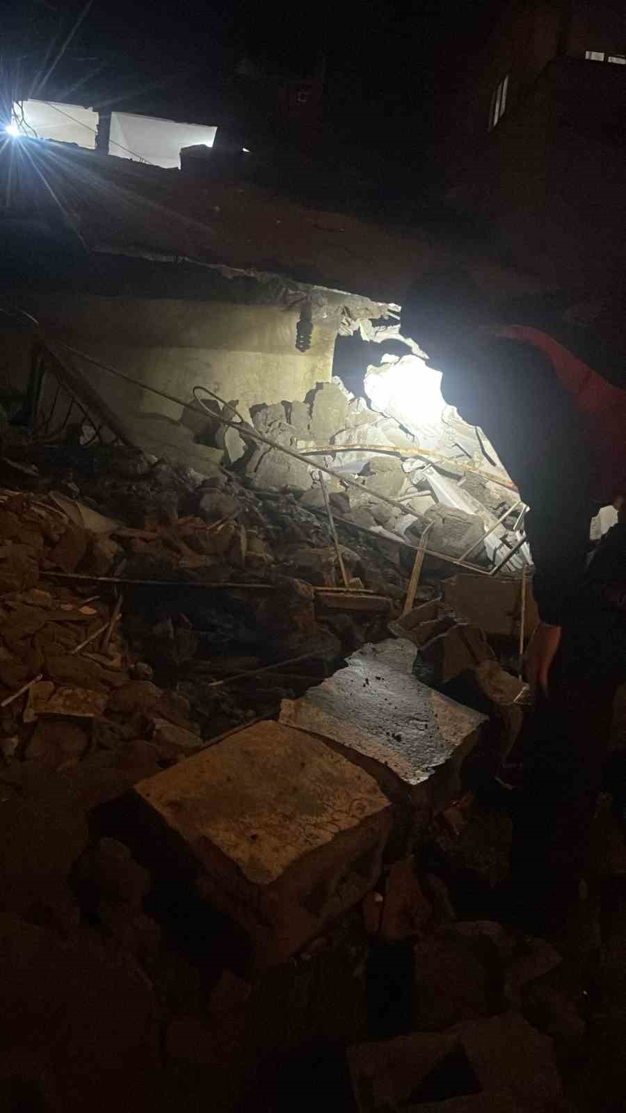 Siirt’te metruk bina çöktü 7 siirtte metruk bina coktu 3 cGaR6cqZ