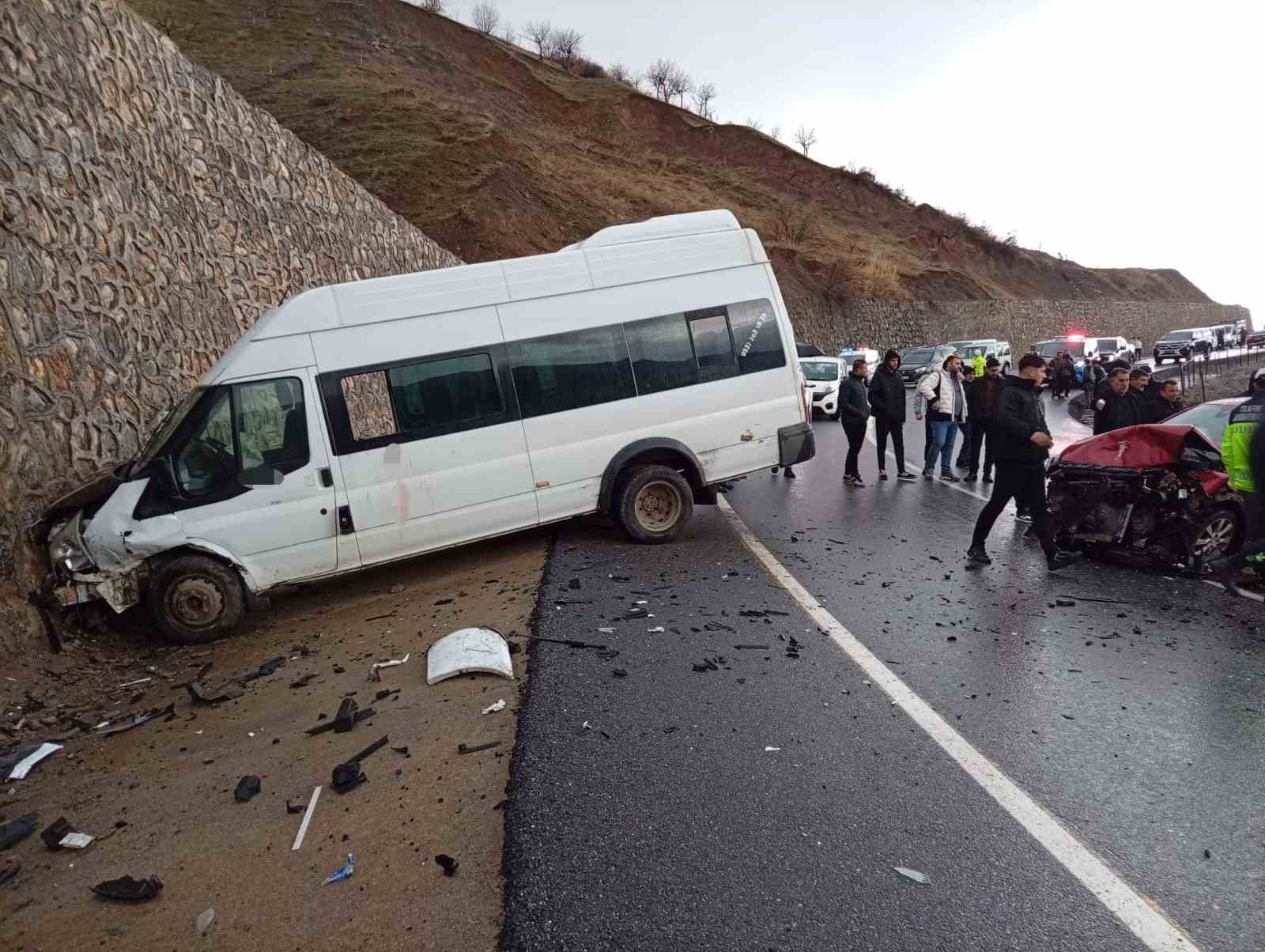 siirtte ogrenci servisi ile otomobil carpisti 12 yarali 1 mwULkSc2