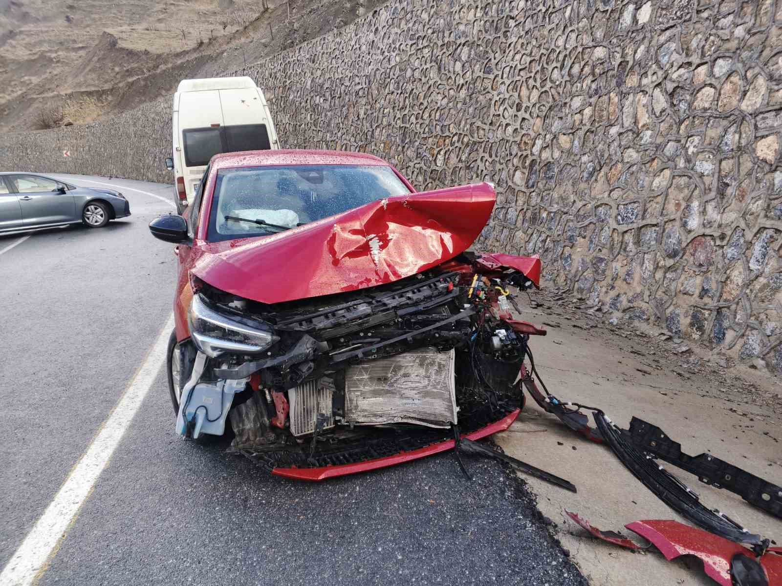 siirtte ogrenci servisi ile otomobil carpisti 12 yarali 2 P8cMz6XA