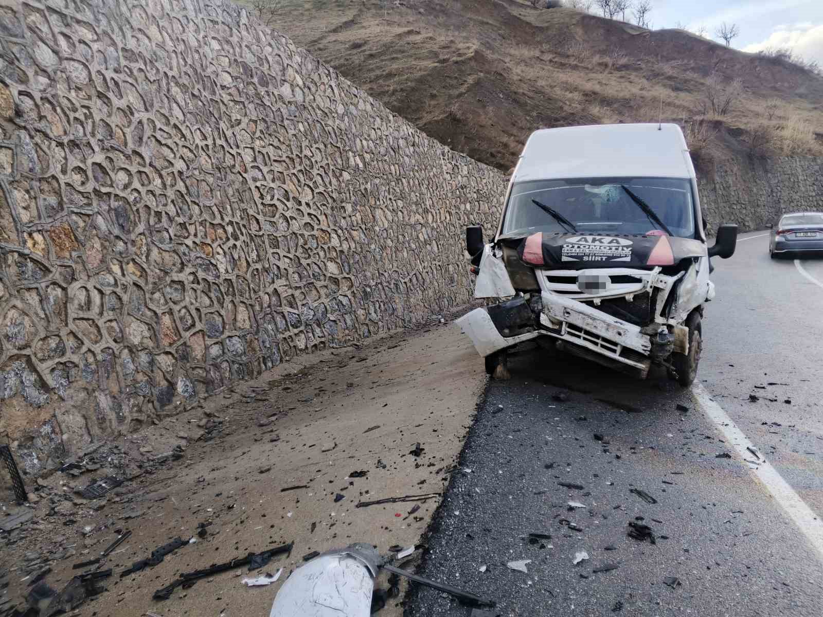 siirtte ogrenci servisi ile otomobil carpisti 12 yarali 3