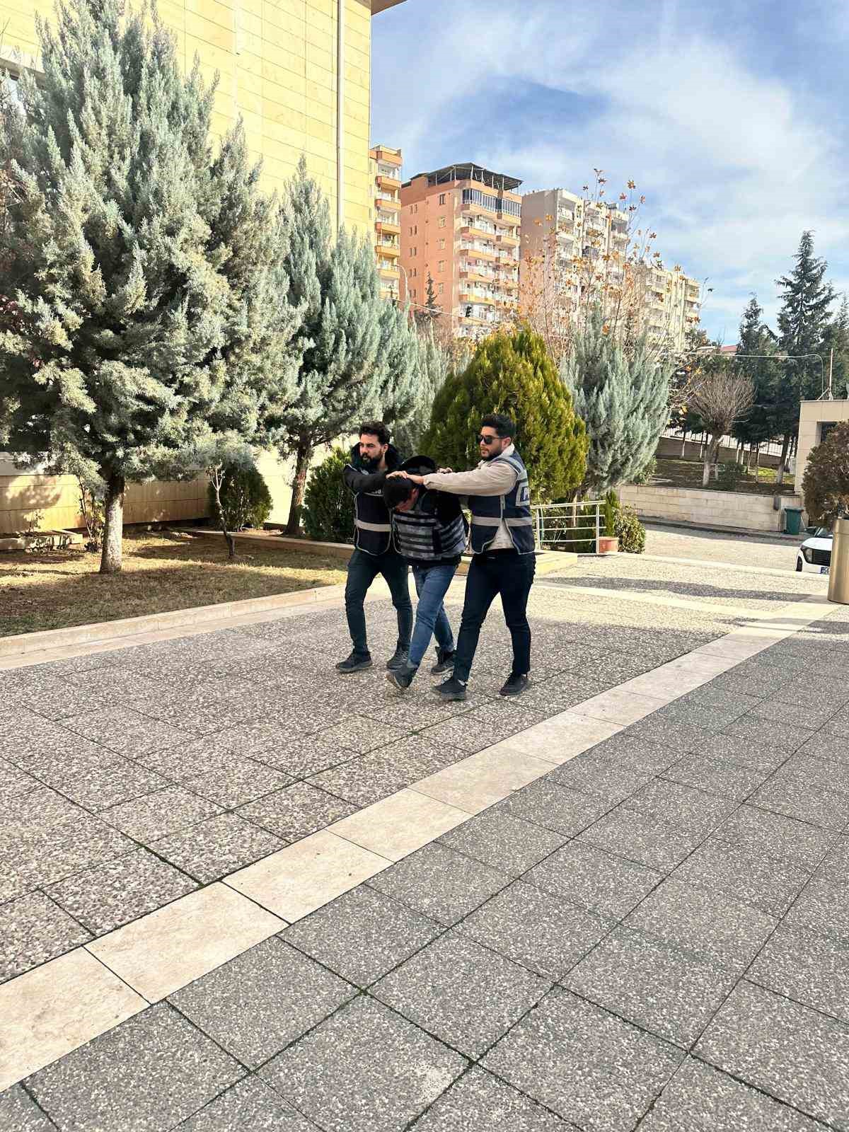 siirtte oldurulen kadinin calinan altinlarinin kuyumcuda bozuldugu anlar kameraya yansidi 2 2OHNqdZ8