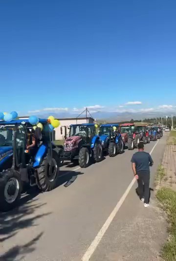 siirtte onlarca traktor dugun konvoyuna katildi 0 QnsbABUu