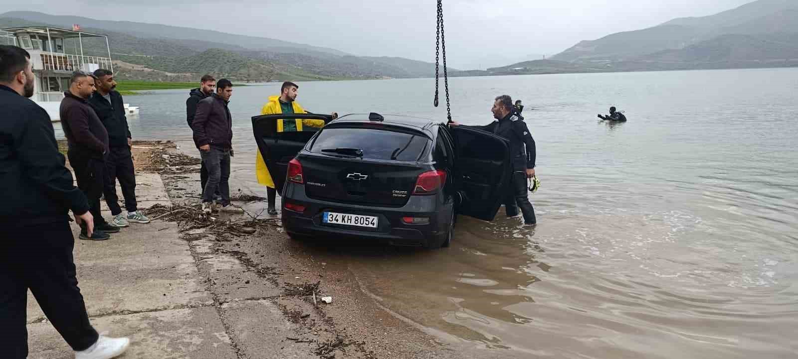 Siirt’te otomobil baraj gölüne düştü 6 siirtte otomobil baraj golune dustu 2 udMsmB3d