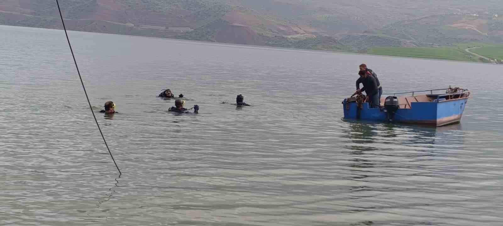 Siirt’te otomobil baraj gölüne düştü 7 siirtte otomobil baraj golune dustu 3 9TdeJO5k