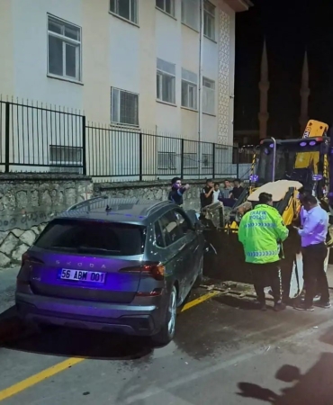 siirtte-otomobil-ile-kepce-kafa-kafaya-carpisti-5-yarali-rCNS2YLY.jpg