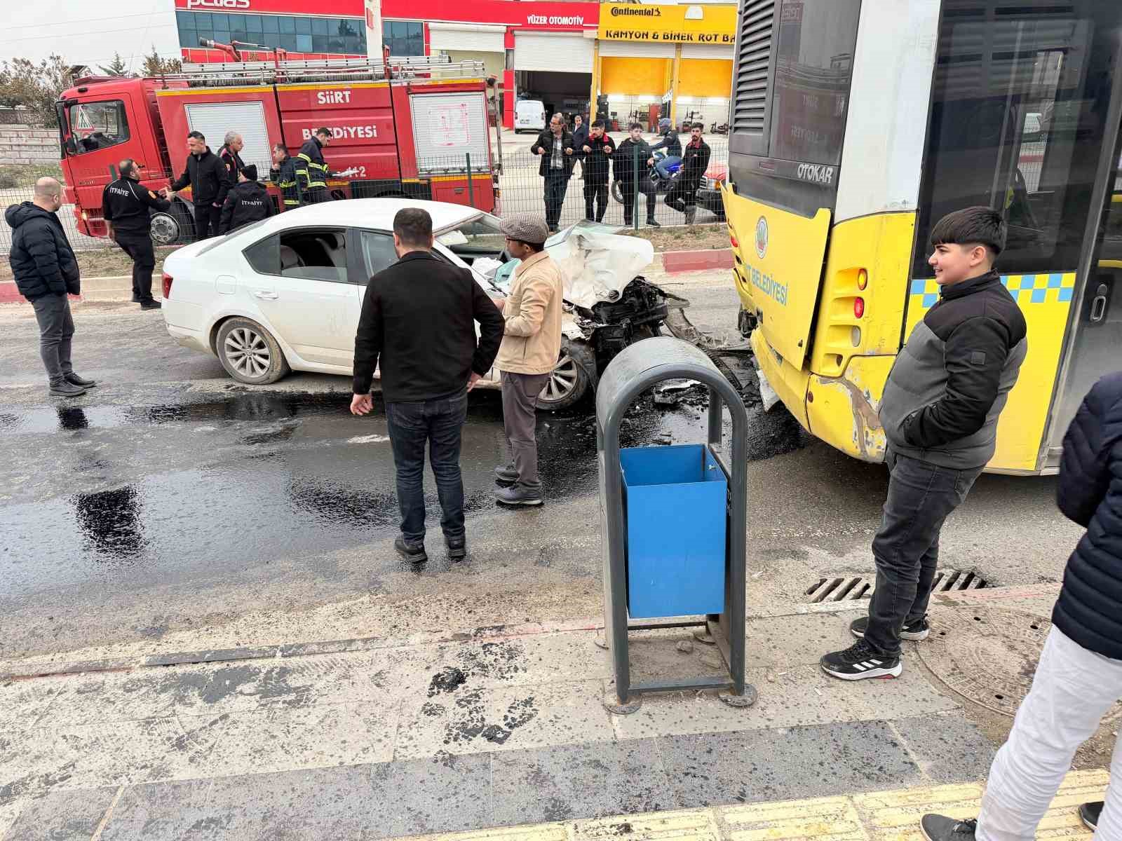 siirtte otomobil ile otobus carpisti 2 yarali 1 Hnyew5Je