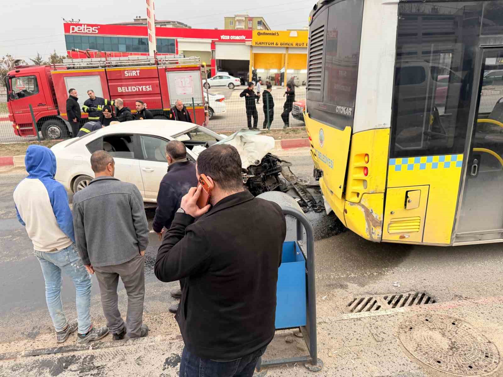 siirtte otomobil ile otobus carpisti 2 yarali 2 nlfFbuCi