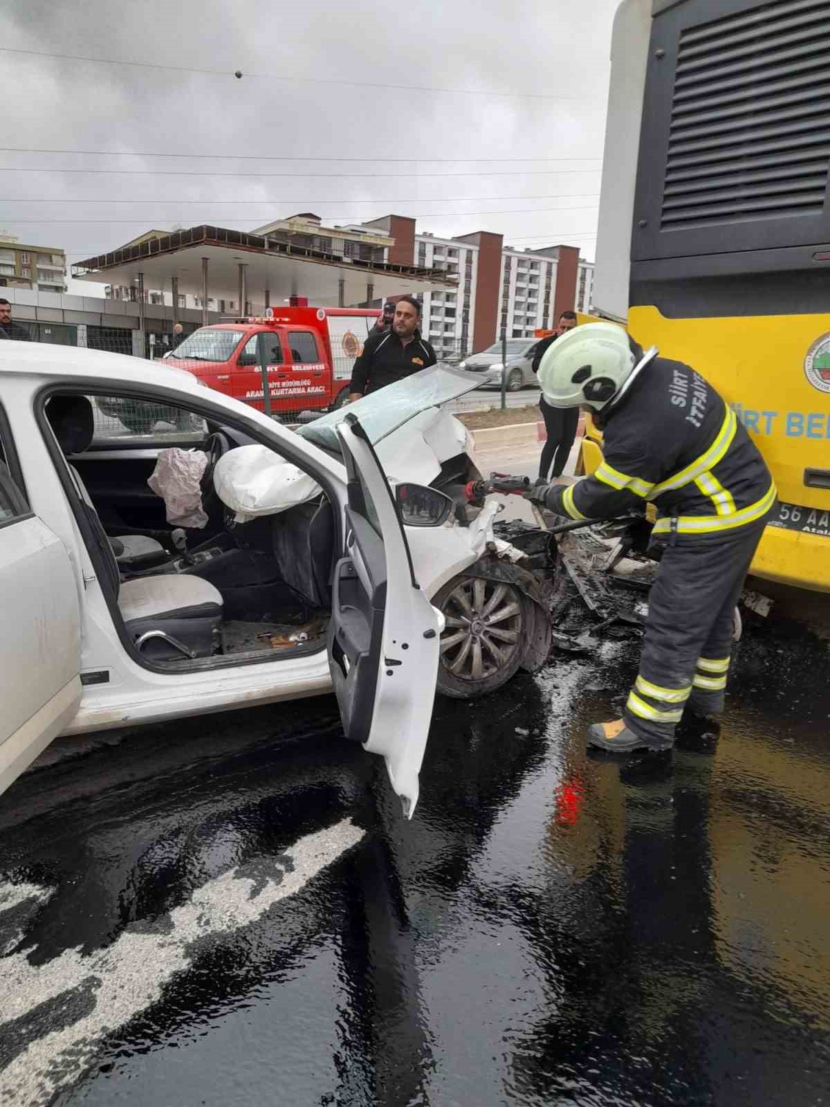 siirtte otomobil ile otobus carpisti 2 yarali 3 nHbh5EJM