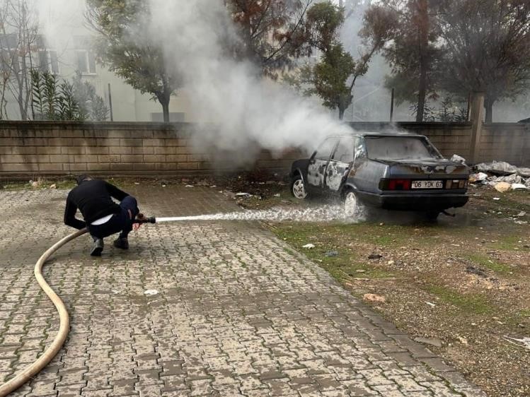 Siirt’te otomobilin kundaklanma anları güvenlik kameralarına yansıdı 5 siirtte otomobilin kundaklanma anlari guvenlik kameralarina yansidi 1 cB75Q3EC