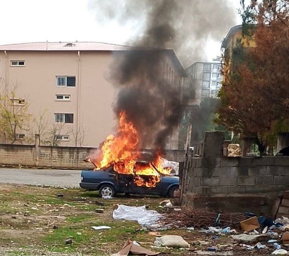 Siirt’te otomobilin kundaklanma anları güvenlik kameralarına yansıdı 6 siirtte otomobilin kundaklanma anlari guvenlik kameralarina yansidi 2 fOIFFNuv
