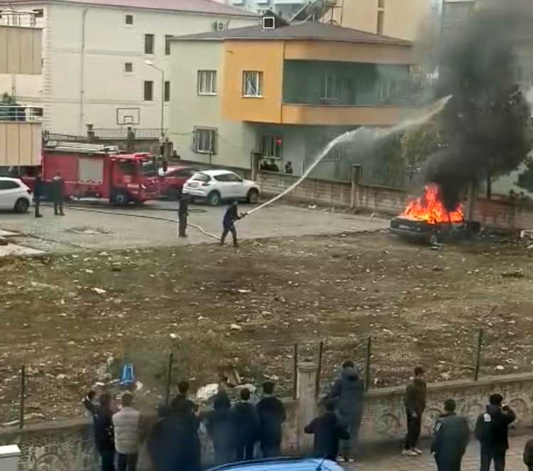 Siirt’te otomobilin kundaklanma anları güvenlik kameralarına yansıdı 7 siirtte otomobilin kundaklanma anlari guvenlik kameralarina yansidi 3 ZppJD9Rl