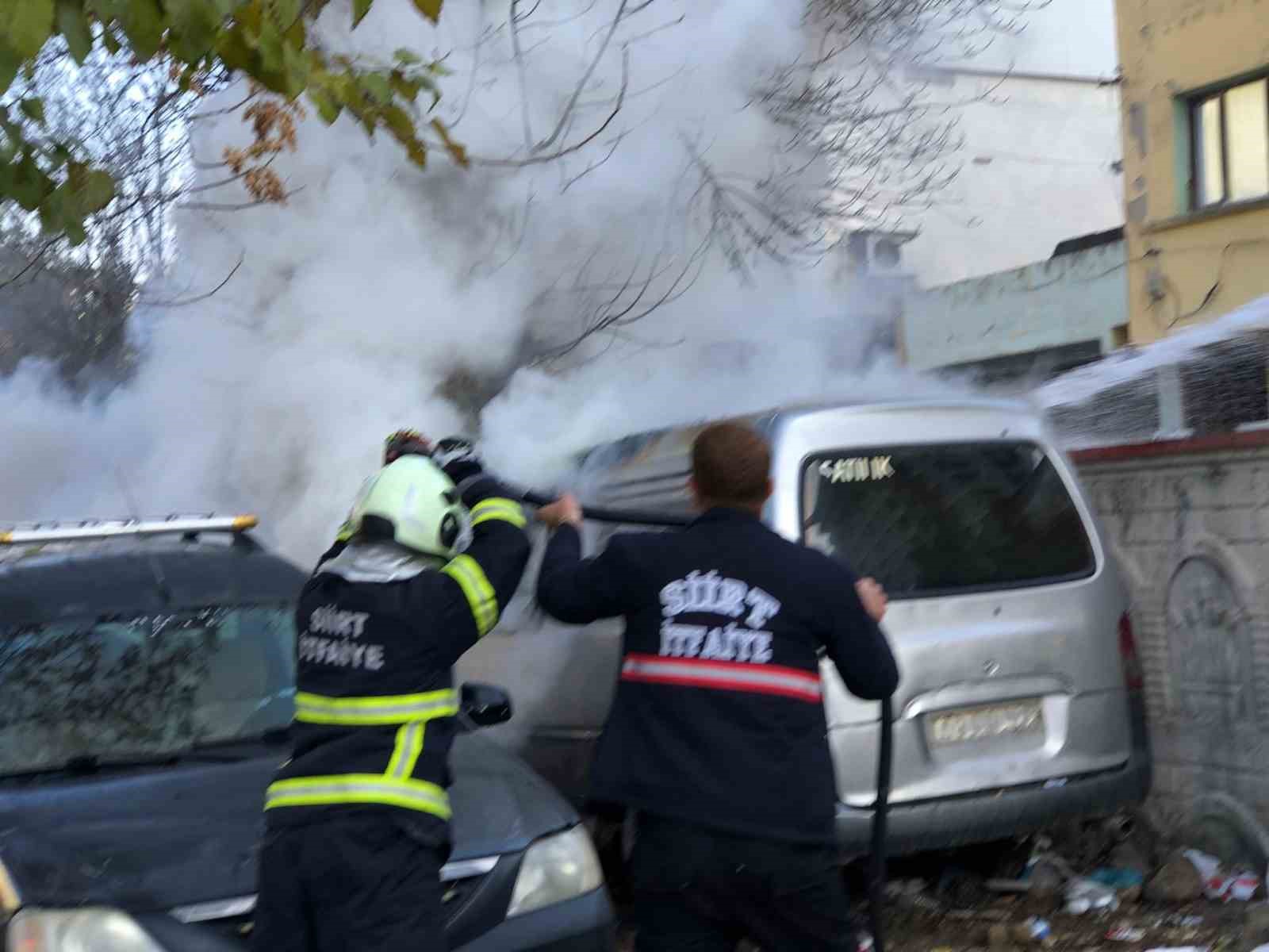 siirtte park halindeki kamyonet yandi 0 ywJNs3fP