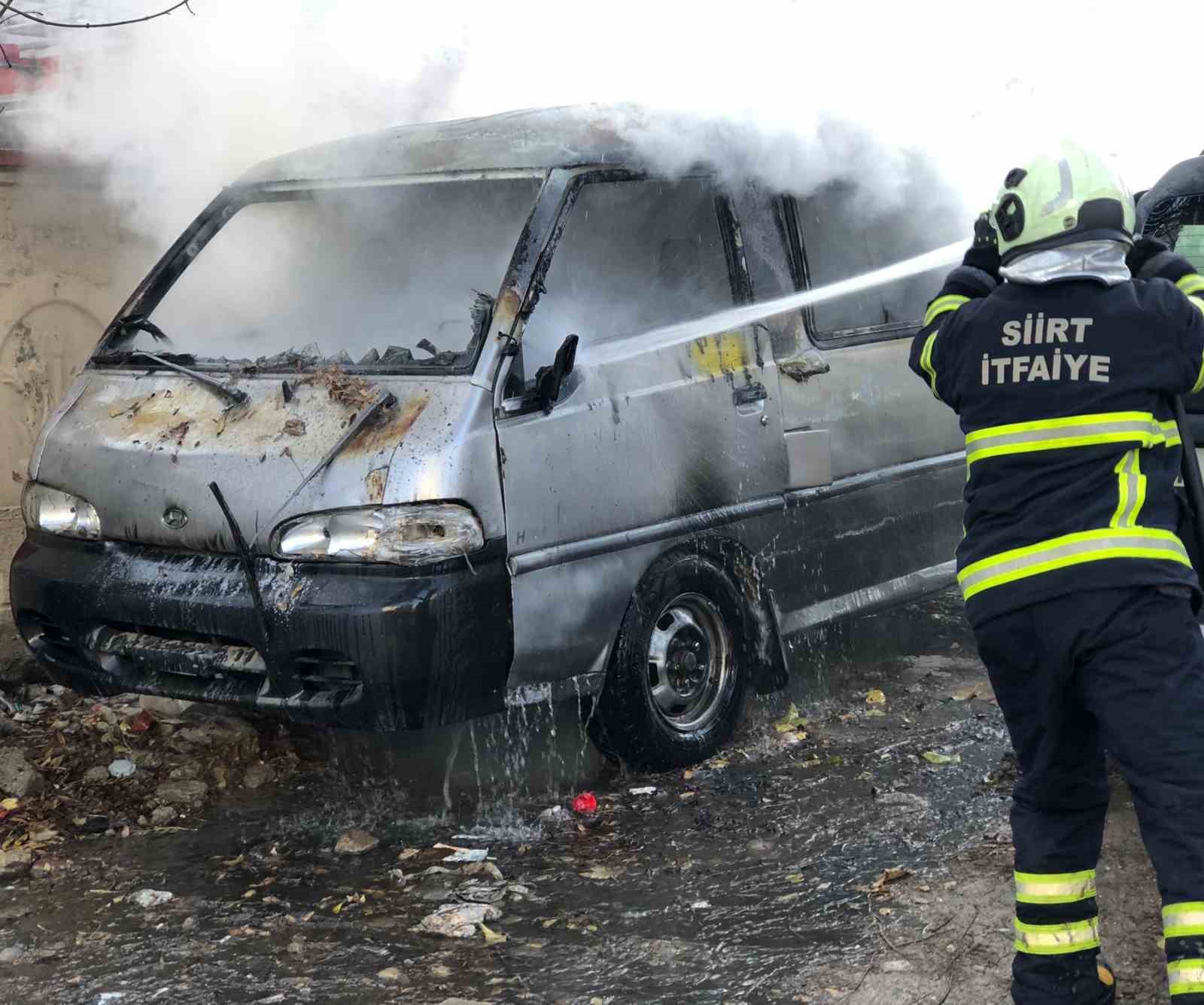 siirtte park halindeki kamyonet yandi 1 HAvsyKEh