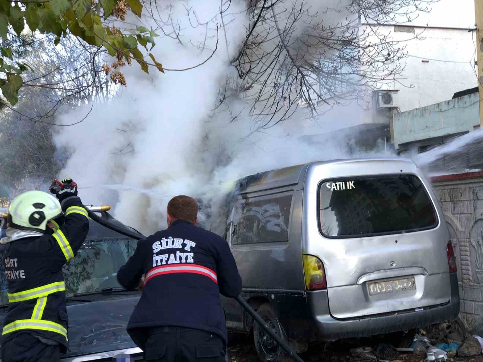 siirtte park halindeki kamyonet yandi 2 j5fRQFpk