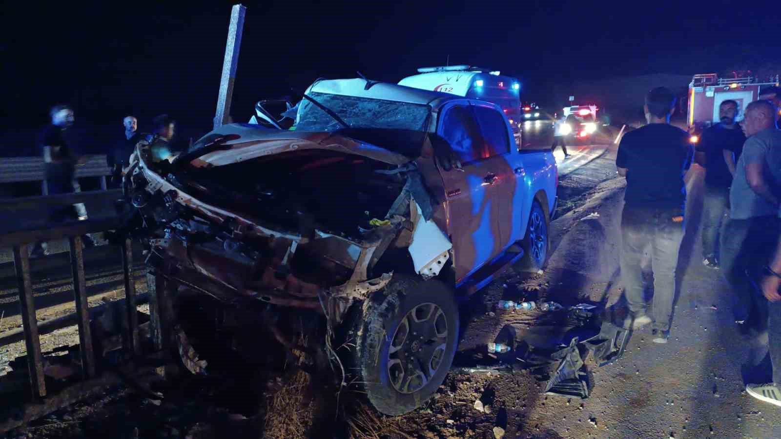 Siirt’te pikap bariyerlere ok gibi saplandı: 2 yaralı 7 siirtte pikap bariyerlere ok gibi saplandi 2 yarali 3 3R38kRuc