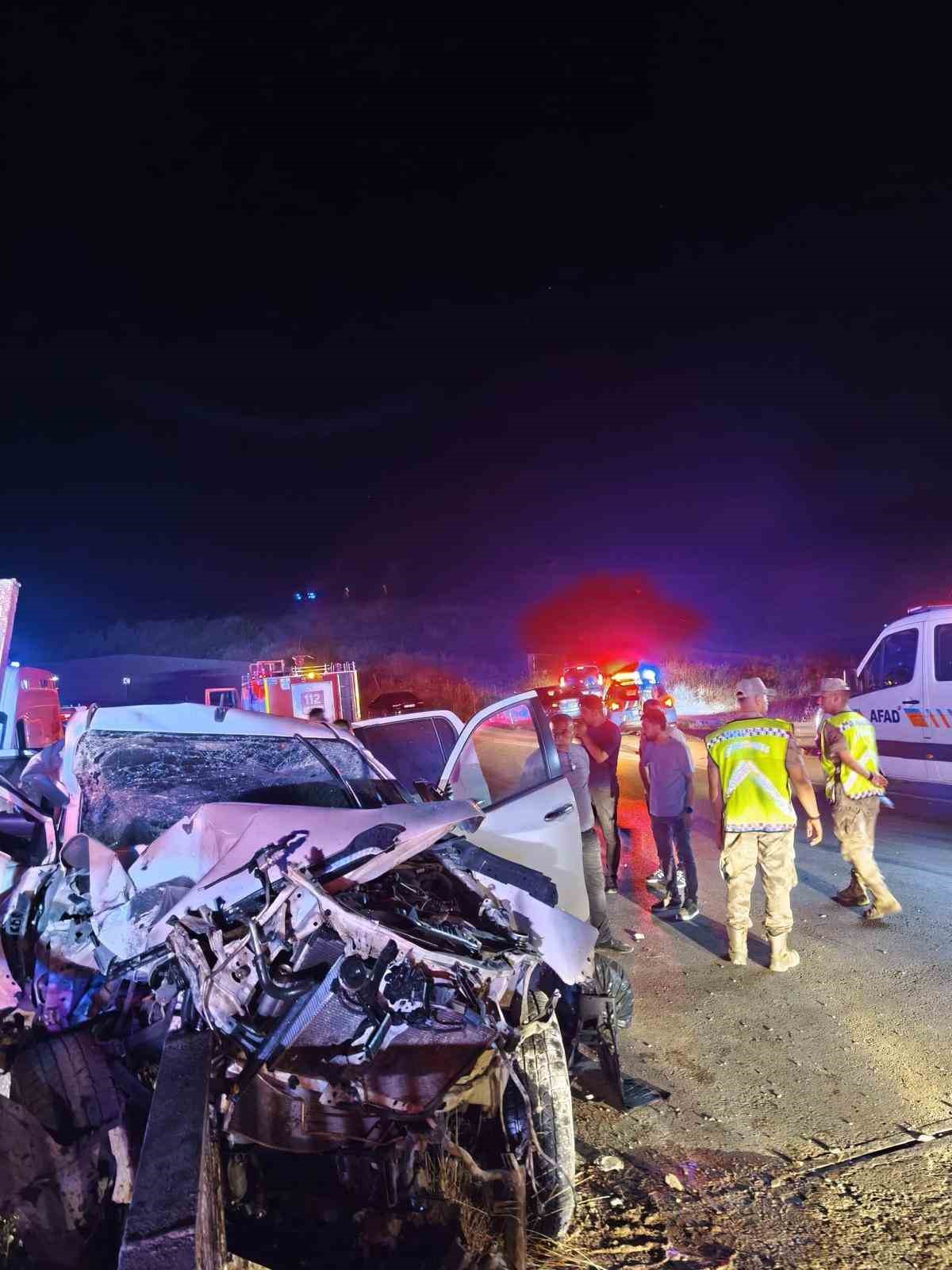 Siirt’te pikap bariyerlere ok gibi saplandı: 2 yaralı 9 siirtte pikap bariyerlere ok gibi saplandi 2 yarali 5 I18GK3If